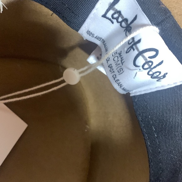 Lack of color Val hat new wtags small flaws